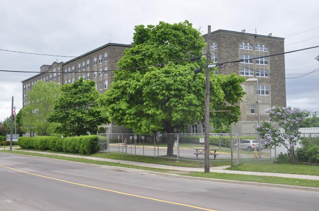 Moncton Suites - Apartments Across Georges Dumont Bagian luar foto